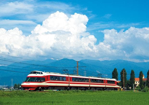 「北信濃ワインバレー列車」は湯田中駅と長野駅の間を1日1往復。片道ずつの販売で、ワイン・弁当付きで6000円