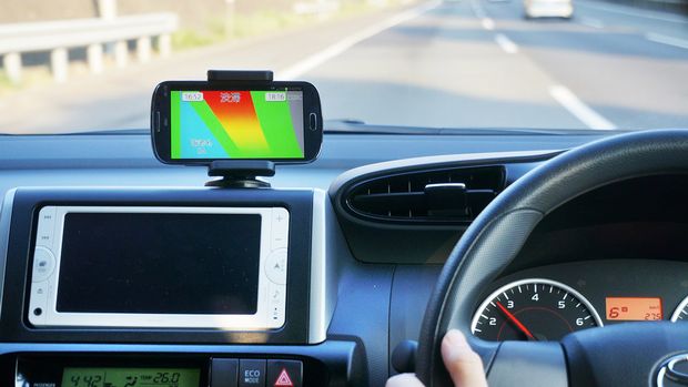 スマホアプリに休憩時間、渋滞状況、到着時間といった複数の未来のパターンを表示し、ドライバーがそこから自分の行動を選べるカーナビ（写真：東京大学大学院廣瀬・谷川・鳴海研究室）