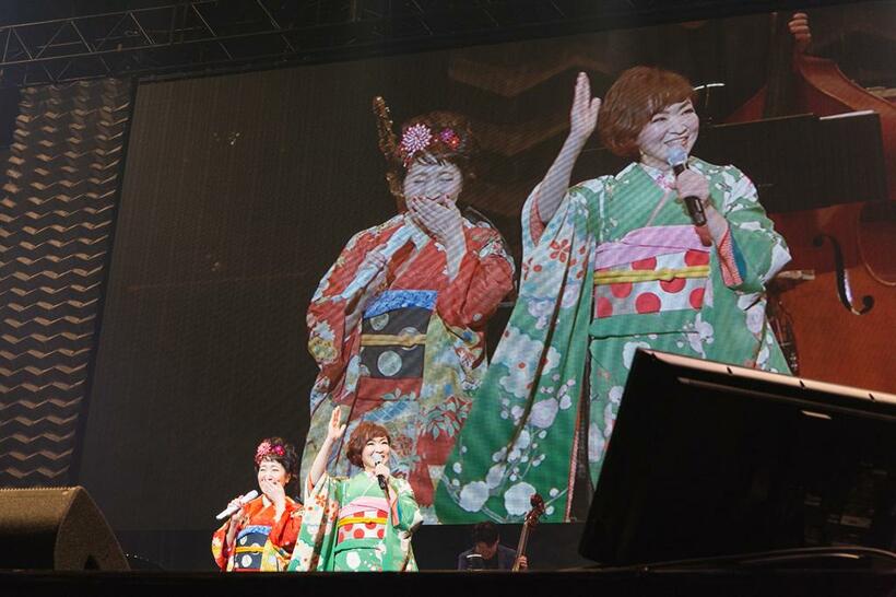 「初夢フェスｉｎ武道館」の幕が開き１曲目、清水（右）と森山良子はミュージカル「アニー」で歌われる「Ｔｏｍｏｒｒｏｗ」の替え歌を披露。「積もろう、積もろう、ストレスそりゃ積もろう～♪」。歌い終えた清水は森山に「いつもありがとうございます。あなたでご飯を食べさせていただいております」（撮影／植田真紗美）