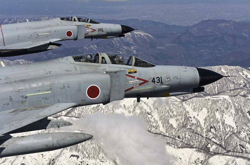 日本独自にアップグレードを施し、能力向上をはかったのがF－4EJ 改。431はそのプロトタイプとなった機体で、奥のF－4EJ初号機301とともに最後まで岐阜基地の飛行開発実験団で使用された。雪を抱いた日本アルプスが美しい（撮影：徳永克彦）