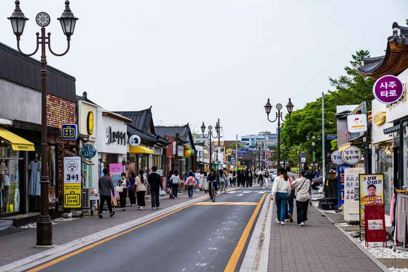 メインストリートのファンニダンギル。所要時間5分！という話題のインスタント似顔絵店もあちこちにあって人気　 photo 韓国観光公社