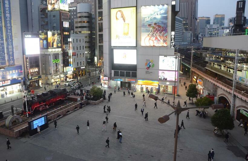 東京のＪＲ新橋駅前の広場も閑散としてますね　（ｃ）朝日新聞社