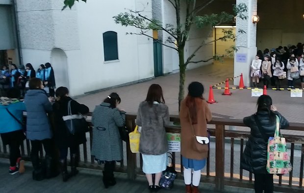 劇場前に待機する宝塚ファン