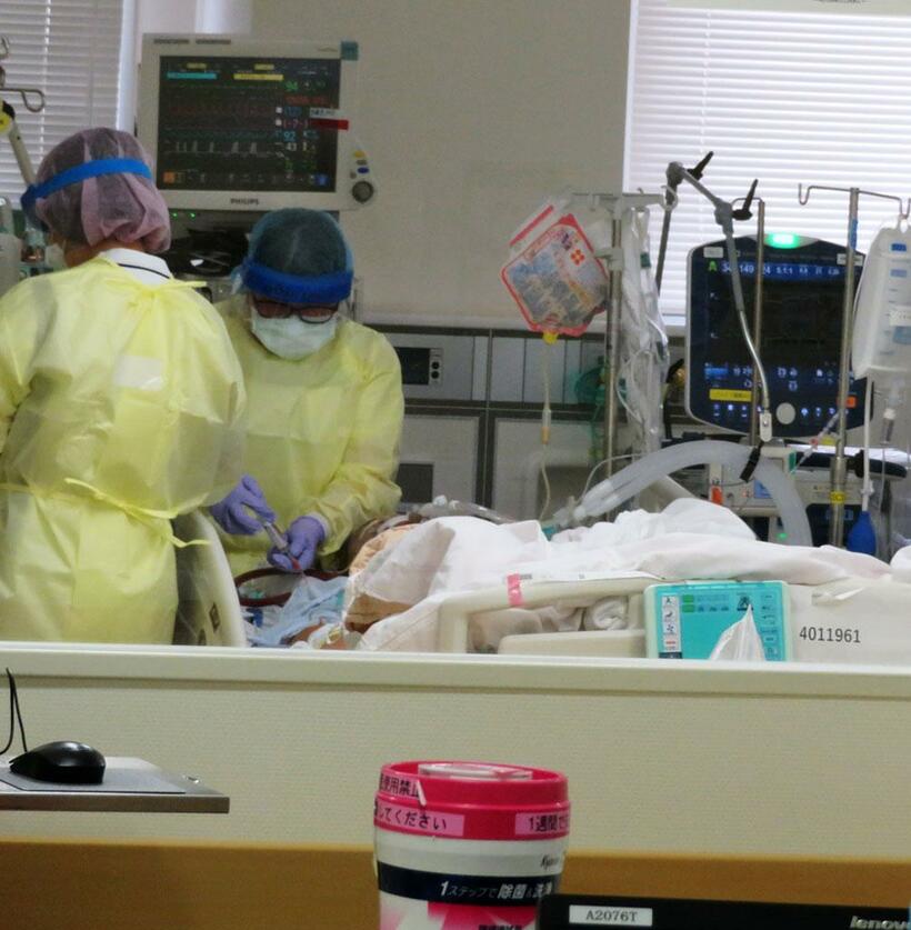 新型コロナの重症患者を受け入れる病院の集中治療室　（ｃ）朝日新聞社