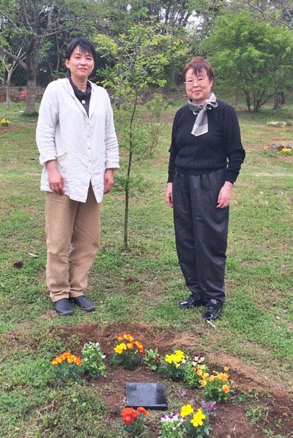 市原悦子さん(右)。樹木葬墓地で久保久美さん(左)と