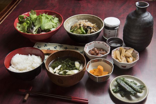 品数は多いが、煮物やサラダ、豆類など内容は野菜中心だ（撮影／工藤隆太郎）