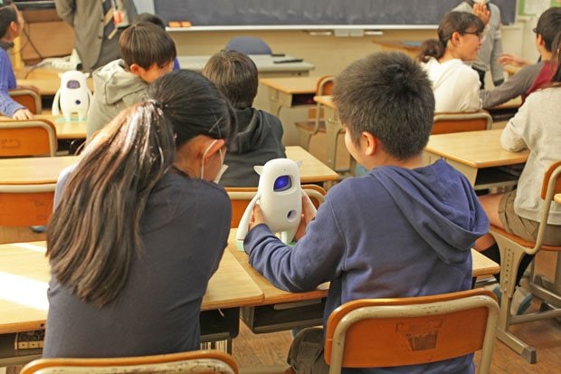 戸田市立戸田第二小学校では、ＡＩを利用した英会話ロボットを導入した授業など、英語教育にも力を入れている（撮影／鈴木芳果）