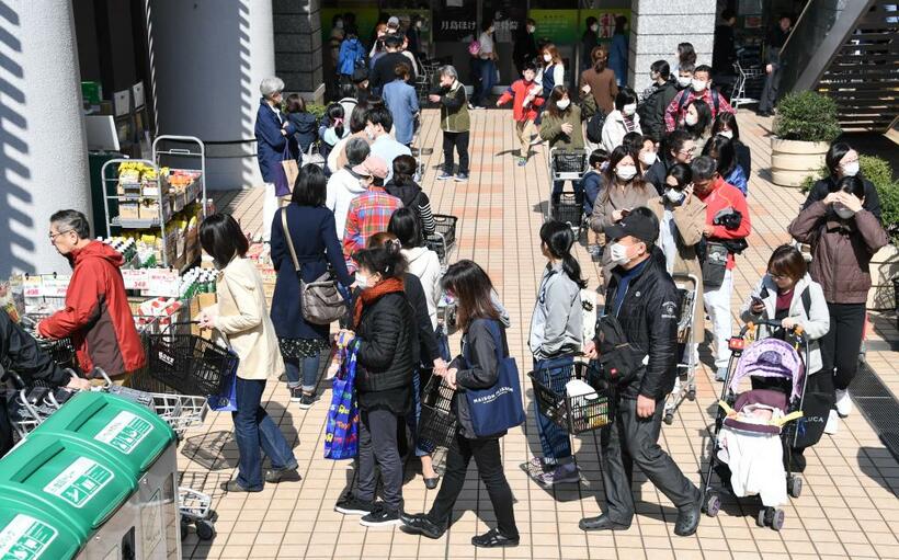 ３月２６日午前１０時ごろ、都内のスーパーでは開店前から客が列をなした／（ｃ）朝日新聞社