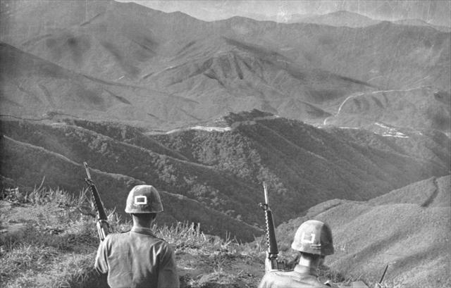 １９８３年、北朝鮮との軍事境界線の南側で警備中の韓国陸軍の兵士＝（Ｃ）朝日新聞社
