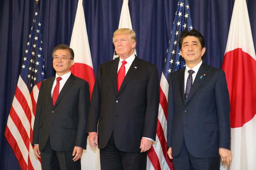 首脳会談前に記念撮影に応じる（右から）安倍晋三首相（当時）、トランプ米大統領（当時）、文在寅韓国大統領／２０１７年７月６日、ドイツ・ハンブルク