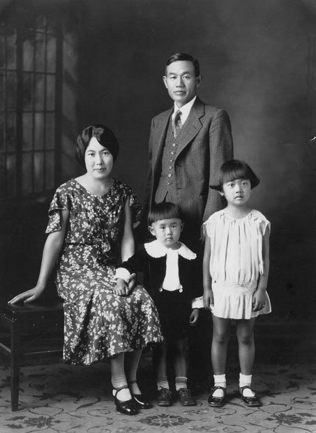 明子さん小学校入学を前に日本帰国を決めた家族のアメリカでの記あ念撮影。明子さんの父・源吉さんは１００歳、母・シヅ子さんは１０３歳で世を去った（写真：一般社団法人ＨＯＰＥプロジェクト提供）