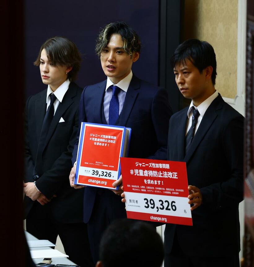 6月5日、与野党に署名提出後、取材を受ける元ジャニーズJr.の3人。左から、カウアン・オカモトさん、橋田康さん、二本樹顕理さん