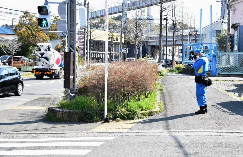 現場付近を調べる神奈川県警の捜査員（C)朝日新聞社