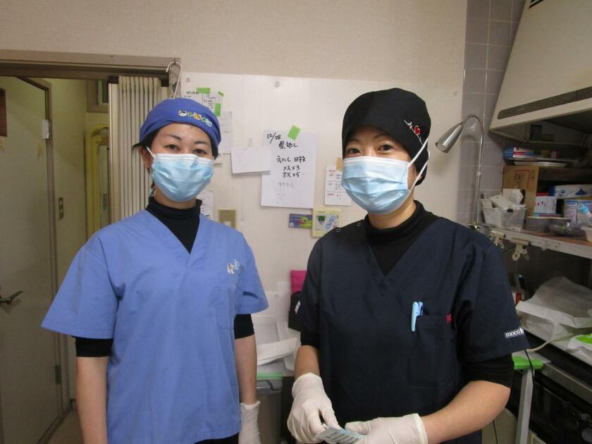 獣医師の青山千佳さん（左）と齊藤朋子さん（右） 撮影＝笹井恵里子