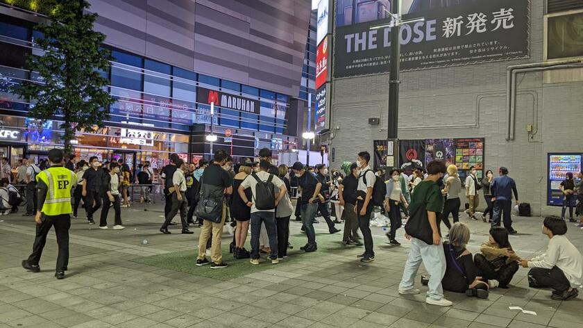 深夜の「トー横」周辺に集まる少年少女らを一斉補導する私服警察官や警察職員