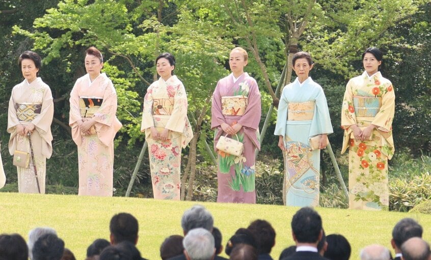 女性皇族が受け継ぐ「伝統のバトン」　華子さまと信子さまの「高貴な藤の競演」  「クラシカルで素敵！」と話題のプリンセス方は、どなた？