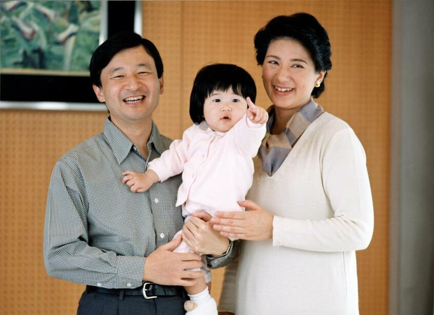 愛子さまを抱っこするイクメンな天皇陛下(当時皇太子さま)と寄り添う雅子さま