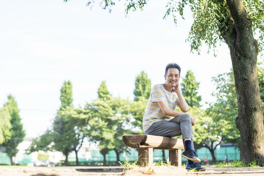 公園で撮影すると、樹木と戯れるように踊った。イマジネーションに働きかける振り付けを心がけている。2009年にベルリンから帰国後は、家にテレビを置いていない(写真=岸本絢)
