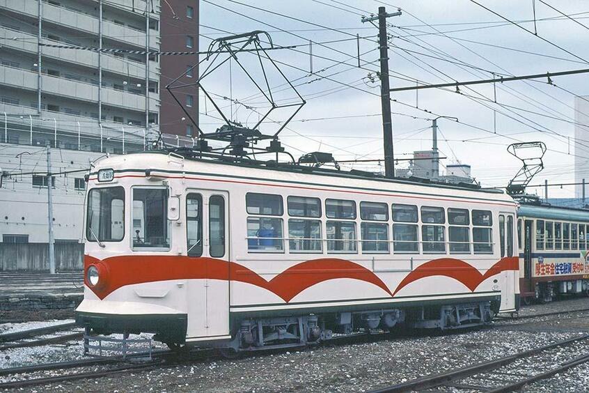 旧北方線324は土佐電鉄でカラオケ電車に改装された。座席定員26名のロングシートを生かし、その間に飲み物ホルダーの付いた長テーブルを設置。両端のスペースにカラオケ装置や飲料収納ケースが配置された。旧知寄町車庫 (撮影/諸河久:1986年11月24日)