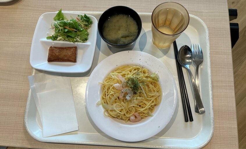ランチはいつも社員食堂(無料)で食べる。今日のメニューはシーフードのペペロンチーノ、春巻き、ミニサラダ、みそ汁(写真/本人提供)