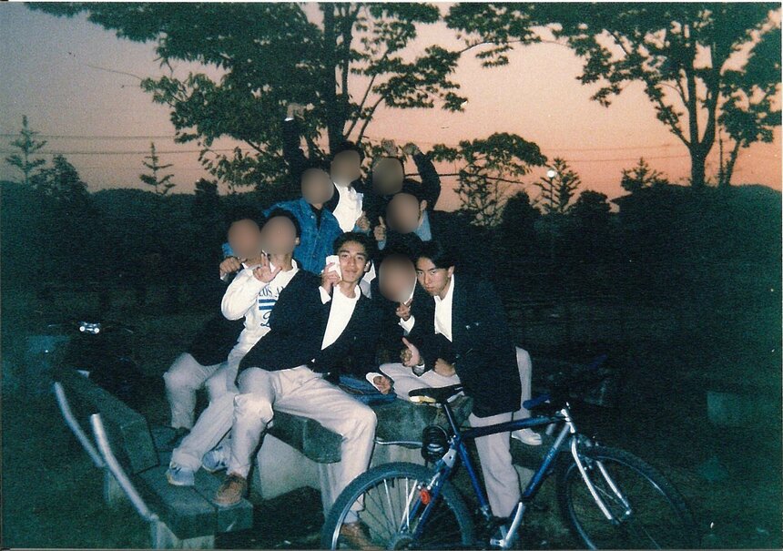 高校時代の福田さん（手前、右）と徳井さん（手前、右から3番目）と仲間たち（提供）