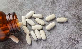 10代に急速に広がる市販薬の過剰摂取 依存症患者の約7割は女子、その背景にあるもの