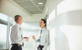 職場で「隣の部署の人」と雑談する人は出世する。その本当の理由