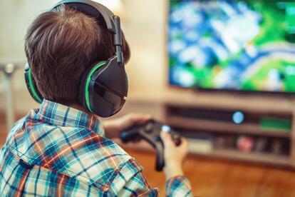 オンラインゲームにはまる子どもたち。下校後、同級生と待ち合わせる場所はサイバー空間。家が近くても直接会わず、早朝深夜でもオンラインで遊ぶ(写真:gettyimages)