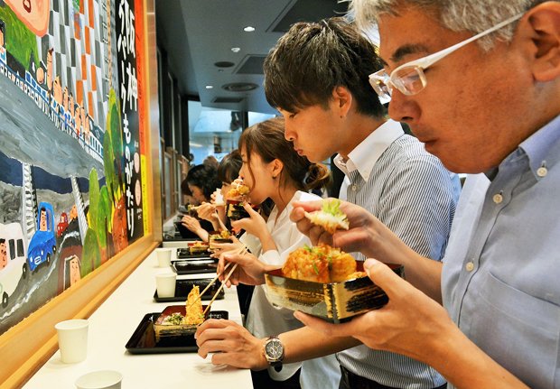 ランチは誰かと食べに行くことが多い。メンバーは曜日ごとに変わる