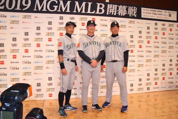3月16日に行われた来日会見で(左から)イチロー、サービス監督、菊池雄星(撮影・大塚淳史)