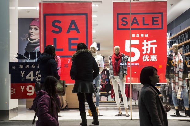 年末商戦に沸く上海の衣料品店。消費は好調が続くが、その間に供給サイドの改革が進むかが、中国経済の行方を左右しそうだ（写真：gettyimages）　＠＠写禁