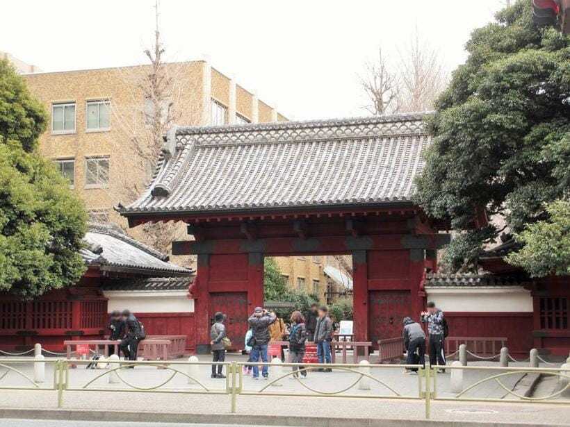 東京大学の赤門。狭き門をくぐることができた合格者の数は高校の実力を示す一つの指標となっている（ｃ）朝日新聞社