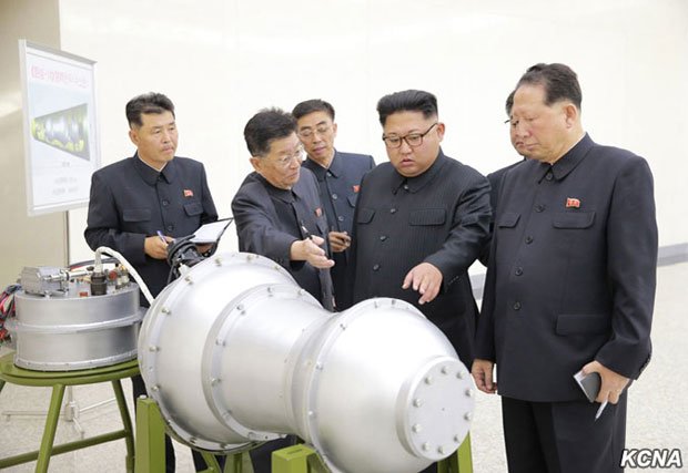 水爆とみられる装置を視察する金正恩朝鮮労働党委員長（右から２人目）。３日付の労働新聞（電子版）が１面に掲載した＝朝鮮中央通信ＨＰから 