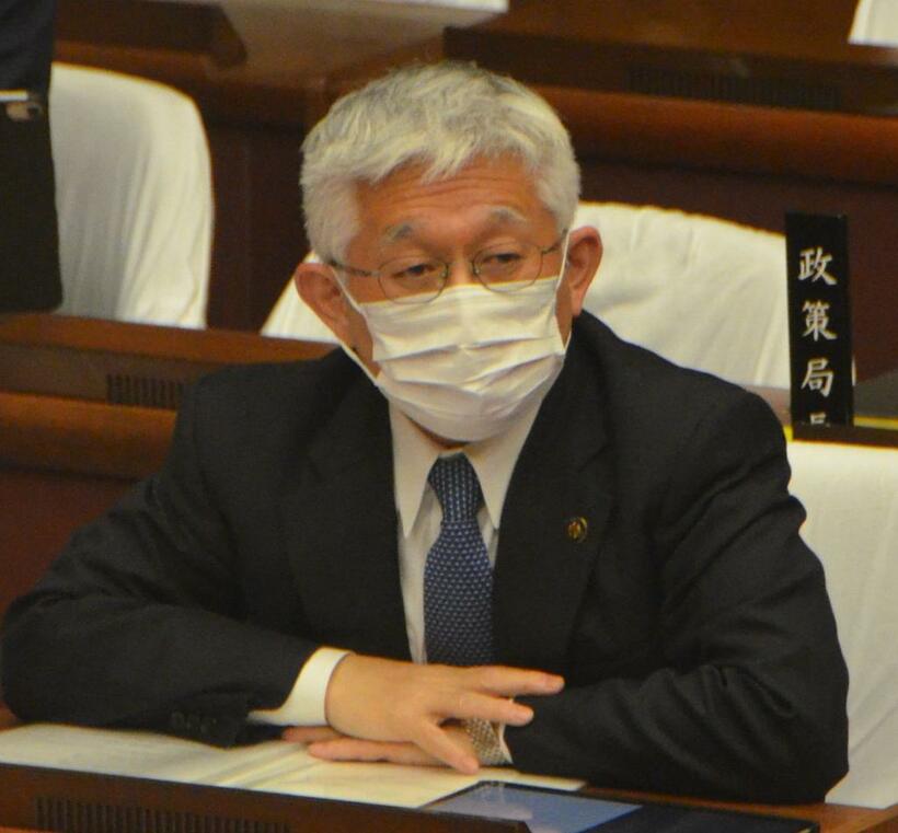 兵庫県明石市議会に出席し百条委設置の議論を見守る泉房穂市長