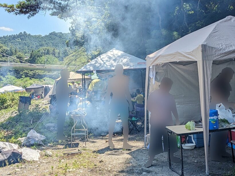 多摩川の河原でキャンプやバーベキューを楽しむ人々。多くが外国人だ＝米倉昭仁撮影