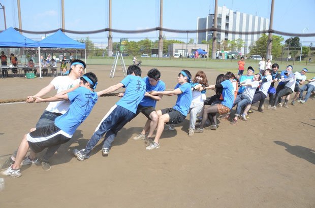 運動会で作るななめの関係東京海上日動システムズ東京海上グループのシステム会社。年に１度の運動会は、部署を横断する赤、黄、青、緑の４チームに分かれて戦う。普段交流のない部署の人同士を同じチームにして、連帯感を育む／東京都多摩市、社員１４００人（写真：東京海上日動システムズ提供）