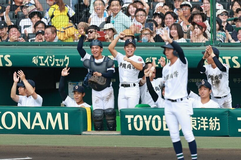 【決勝】二回表、同点に沸く沖縄尚学ベンチ（撮影／写真映像部・東川哲也）