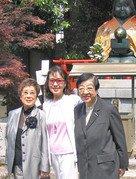２００６年、舞台の成功祈願をする赤木春恵さん（左）、京マチ子さん（中央）、石井ふく子さん　（ｃ）朝日新聞社