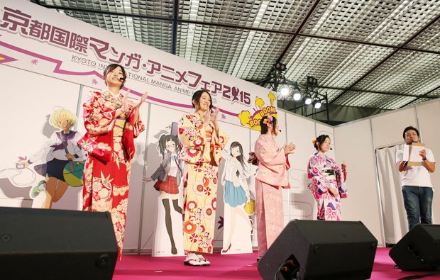 昨年の「京都国際マンガ・アニメフェア２０１５」内でイベントを開催。手前の女性たちがＣＭの声を担当した
