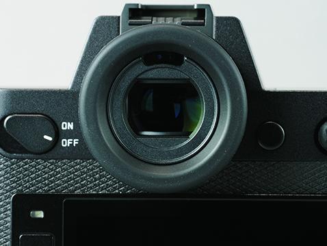接眼光学系はSLと共通ながら、表示パネルが0．66型液晶から0．5型になったため、ファインダー倍率は0．8倍から0．78倍に小さくなっている。それと関係あるのかはわからないが、接眼部の枠はSL2のほうがやや狭くなったようだ（撮影／河田一規）</p>

<p>