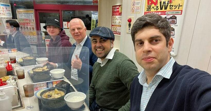 松屋で「シュクメルリ鍋定食」を食べるジョージアのティムラズ・レジャバ臨時代理大使（右端）と大使館員　写真提供：在日ジョージア大使館