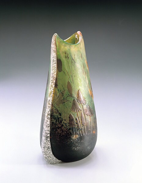 「ひとよ茸文花瓶」色ガラス、マルケットリー・アンテルカレール 1900-1904年 北澤美術館蔵