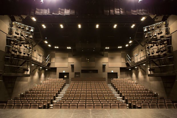 ２５０人収容の「中ホール」。演劇学科の舞台発表のほか、音響や照明の実習にも使われる（撮影／家老芳美）
