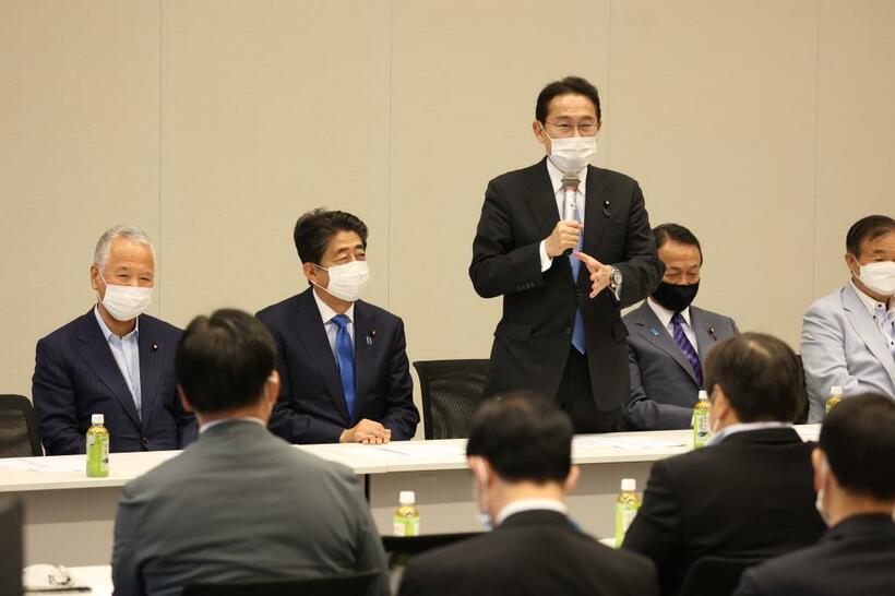 岸田文雄新総裁（左から３人目）、甘利明自民党・税調会長（左）、安倍晋三前総理、麻生太郎財務相兼副総裁（C）朝日新聞社