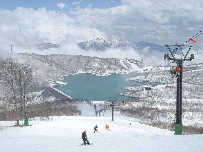 5月は新緑の中を滑走できる「かぐらスキー場」