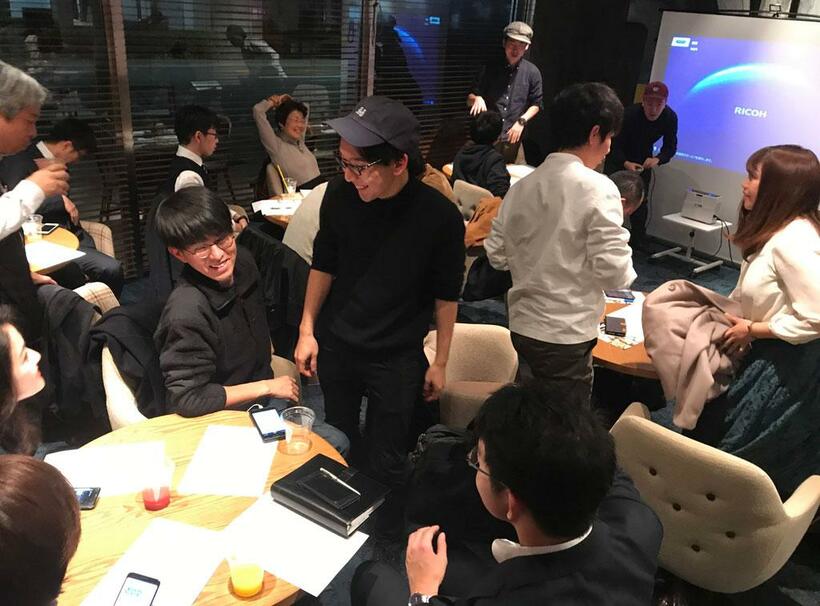 東京・茅場町のカフェで開かれた座談会では、家に縛られない生き方を考える人たちの熱い質疑が続いた（写真：吉田浩司さん提供）