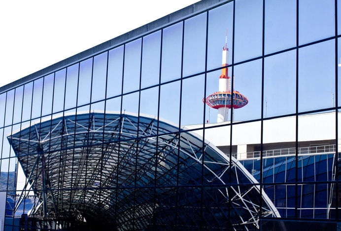 タワーやビルもおめかしする窓鏡かな（京都駅）