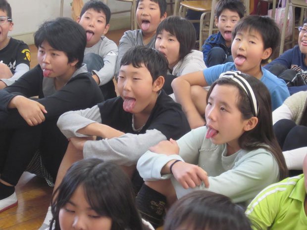 福岡県春日市立須玖小学校の５年生の教室。今年度から全校生徒で毎日「あー」「いー」「うー」「べー」を唱和する「顔体操」を始めた（写真：福岡県市立須玖小学校提供）
<br />
