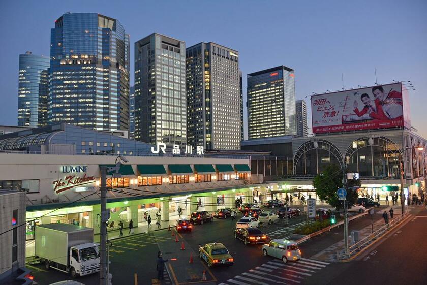 品川区ではなく港区にある日本で最初の駅、品川駅。開業当時、駅の港南口側は東京湾に面していた（C）朝日新聞社