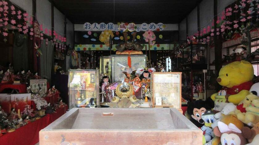 長福寿寺の人形供養堂。人形抱き観音が祀られている